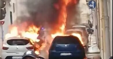 In via Prati fiamme distruggono due auto ​
